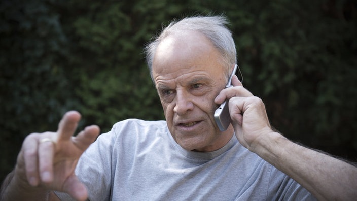 Hajo telefoniert