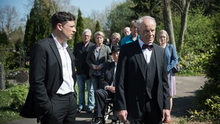 Hajo und die Trauergemeinde auf dem Friedhof
