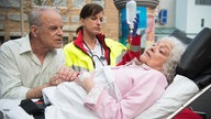 Hajo und eine Rettungssanitäterin kümmern sich um Hilde