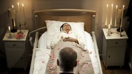 Hajo wacht an Sabrinas Totenbett