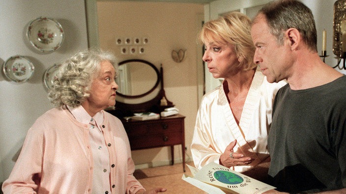 Hajos Mutter Hilde (Giselle Vesco, links) schenkt dem Brautpaar (Ute Mora, Knut Hinz) eine Weltreise.