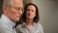Hans hält sich seinen gebrochenen Arm und redet mit Anna