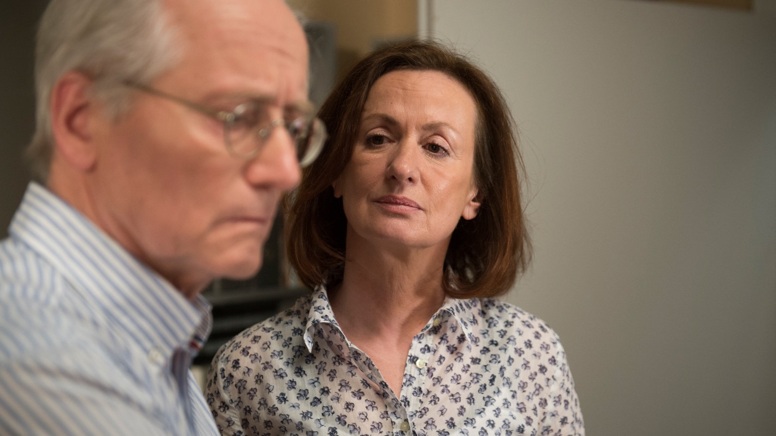 Hans hält sich seinen gebrochenen Arm und redet mit Anna