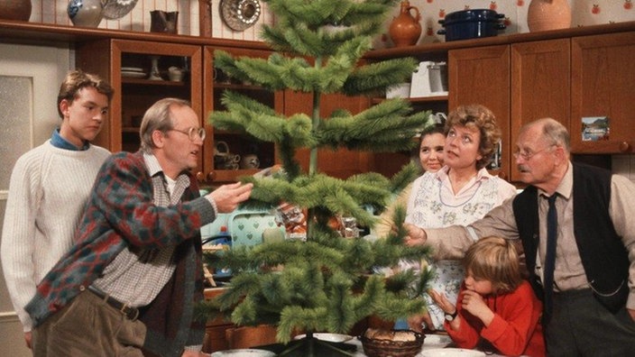 Hans, Helga und Onkel Franz sind entsetzt: Der Weihnachtsbaum, den die Kinder besorgt haben, ist aus Plastik (v.l.: Christian Kahrmann, Joachim Hermann Luger, Ina Bleiweiß, Marie-Luise Marjan, Moritz A. Sachs und Martin Rickelt).