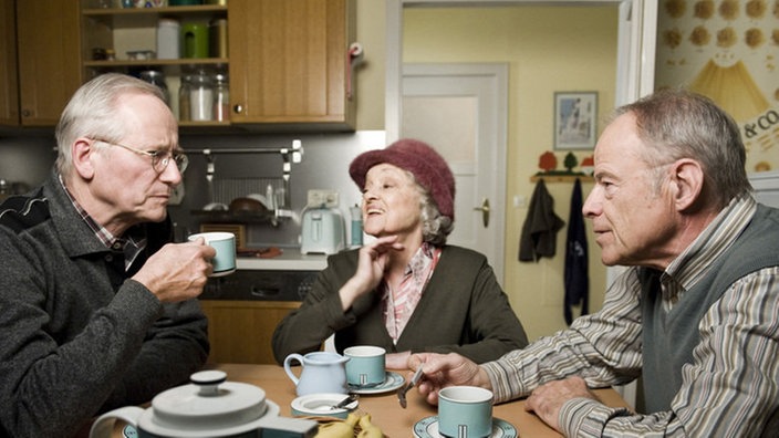 Hans, Hilde und Hajo sitzen in der Küche