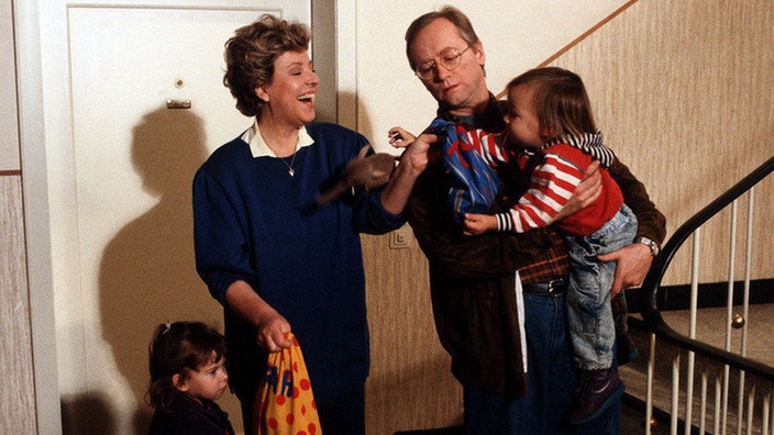 Hans ist gar nicht zum Spaßen zumute: er will, dass seine Kinder nicht mehr zu Helga kommen.(V.l.: Julia Stark, Marie-Luise Marjan, Joachim Hermann Luger und Johannes Scheit)