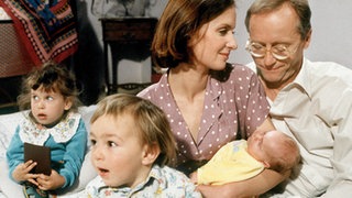 Hans ist glücklich, seine Familie endlich vereint zu haben.(V.l.: Julia Stark, Johannes Scheit, Irene Fischer und Joachim Hermann Luger)
