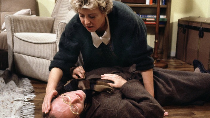 Hans (Joachim H. Luger) bricht bei Helga (Marie-Luise Marjan) zusammen.