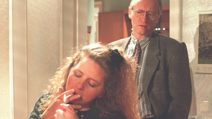 Hans (Joachim Hermann Luger) ärgert sich massiv über Erika (Cordula Bachl-Eberl) die rauchend in der Küche sitzt und ihn einfach ignoriert.