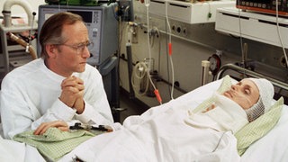 Hans (Joachim Hermann Luger) bangt um seine Anna (Irene Fischer).