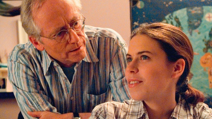 Hans (Joachim Hermann Luger) freut sich, dass sich Sarah (Julia Stark) in der letzten Zeit so positiv entwickelt. Was er nicht weiß: Sarah ist verliebt.