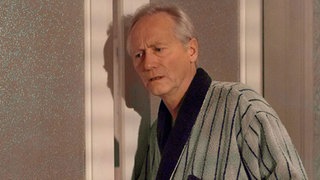 Hans (Joachim Hermann Luger) hört mit Entsetzen, dass seine Tochter Sarah vom Fremdgehen ihrer Mutter wusste.
