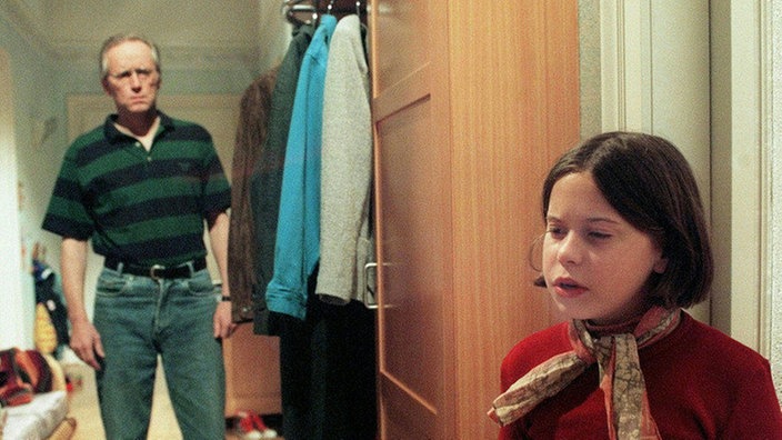 Hans (Joachim Hermann Luger) ist fassungslos: Sarah (Julia Stark) behauptet allen Ernstes, er würde sie nicht mögen.