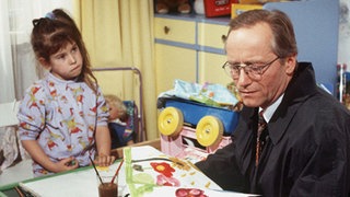 Hans (Joachim Hermann Luger) ist gerührt: Sarah (Julia Stark) hat ein Bild für ihre kranke Mutter gemalt.