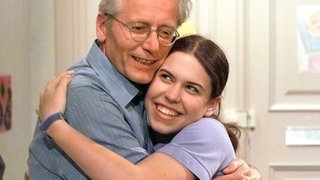 Hans (Joachim Hermann Luger) ist glücklich: Sarah (Julia Stark) ist gesund aus Kanada zurück gekehrt.