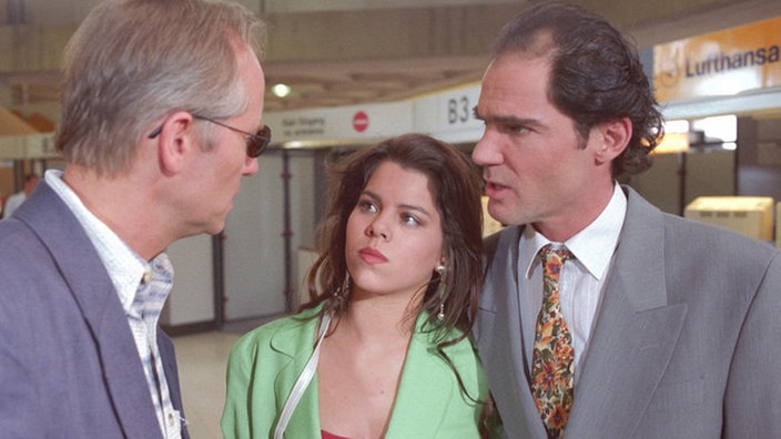 Hans (Joachim Hermann Luger, links) stellt Seegers (Marcus Off) und Anja (Dorothea Vorderstemann) zur Rede, kann aber nicht viel erreichen.