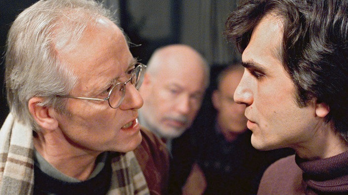 Hans (Joachim Hermann Luger, links) stellt Vasily (Hermes Hodolides) zur Rede: Will er Mary wirklich in den Ruin treiben?