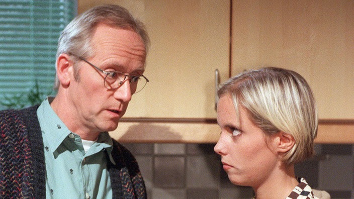 Hans (Joachim Hermann Luger) möchte von Valerie (Nadine Spruß) wissen, ob sie ihrem Kind jemals vom leiblichen Vater berichten wird.