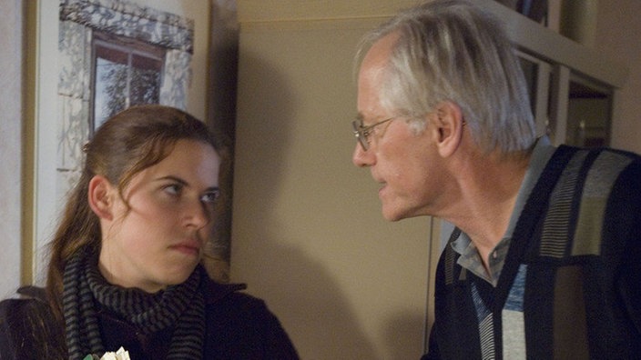 Hans (Joachim Hermann Luger) redet intensiv auf Sarah (Julia Stark) ein – doch die stellt nicht in Aussicht, dass sie ihrer Mutter vor Gericht helfen wird.