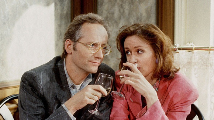 Hans (Joachim Hermann Luger) und Anna (Irene Fischer) besprechen ihre gemeinsame Zukunft.