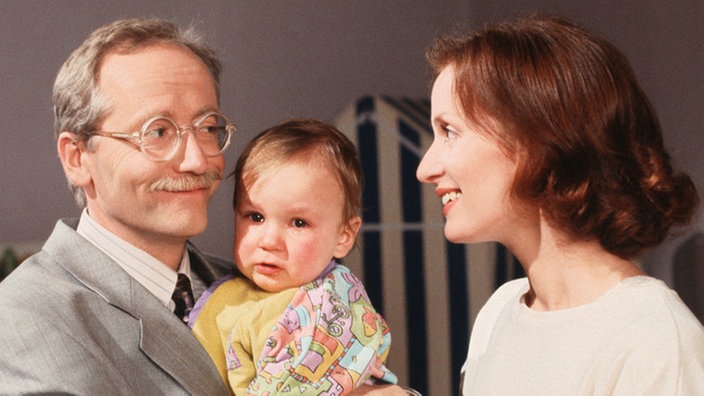 Hans (Joachim Hermann Luger) und Anna (Irene Fischer) freuen sich über die neue Wohnung.