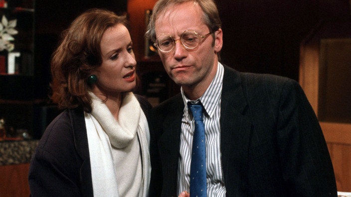 Hans (Joachim Hermann Luger) und Anna (Irene Fischer) sind besorgt wegen Hans' Termin bein Herrn Hütthusen.