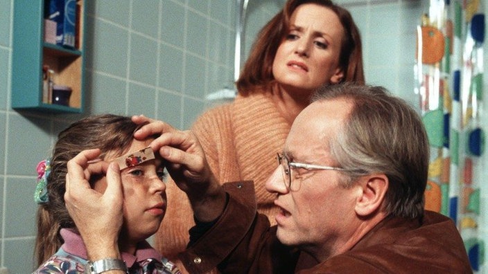 Hans (Joachim Hermann Luger) und Anna (Irene Fischer, hinten) sind besorgt: Was ist Sarah (Julia Stark) in der Schule zugestoßen?