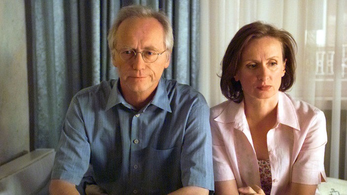 Hans (Joachim Hermann Luger) und Anna (Irene Fischer) sind ratlos: Wie sollen sie mit Tom künftig umgehen?