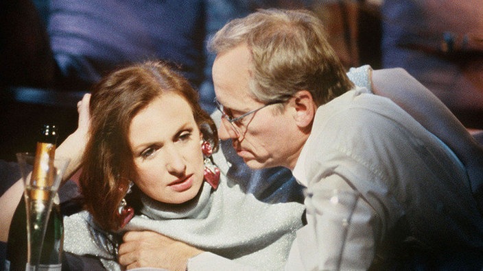 Hans (Joachim Hermann Luger) und Anna (Irene Fischer) verbringen die letzte Stunde des Jahres bei Sekt und "Dinner for one".