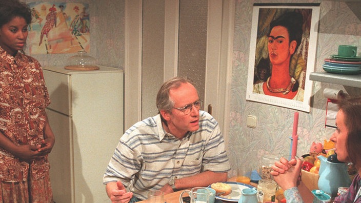 Hans (Joachim Hermann Luger) und Anna (Irene Fischer, rechts) sind überrascht, dass die Kinder hinter Marys (Liz Baffoe) Geheimnis gekommen sind.