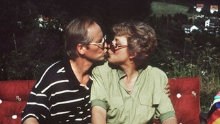 Hans (Joachim Hermann Luger) und Helga (Marie-Luise Marjan) studieren nicht nur die Landkarte.