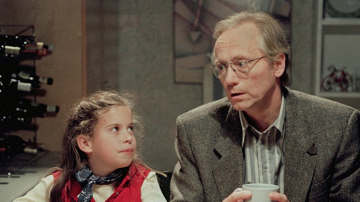 Hans (Joachim Hermann Luger) und Sarah (Julia Stark) machen sich Sorgen um Tom. Sein Gesundheitszustand bessert sich nur langsam.