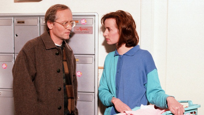 Hans (Joachim Hermann Luger) vermutet, dass Helga ihn und Anna (Irene Fischer) vergangene Woche gehört hat.
