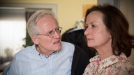 Hans schaut Anna entsetzt an