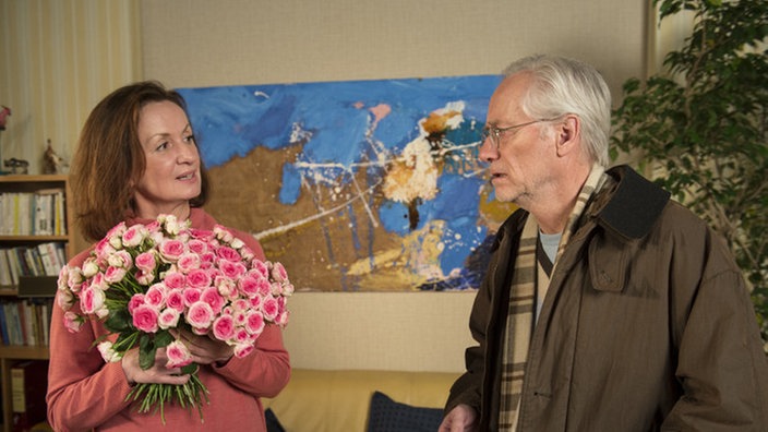Hans schenkt Anna Blumen