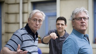 Hans und Andy sprechen mit Enzo im "Akropolis"-Biergarten