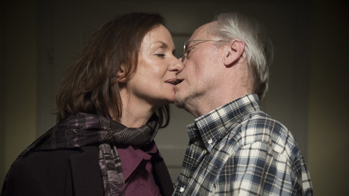 Hans und Anna küssen sich