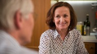 Hans und Anna sitzen glücklich am Küchentisch