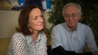 Hans und Anna sitzen nachdenklich auf dem Sofa