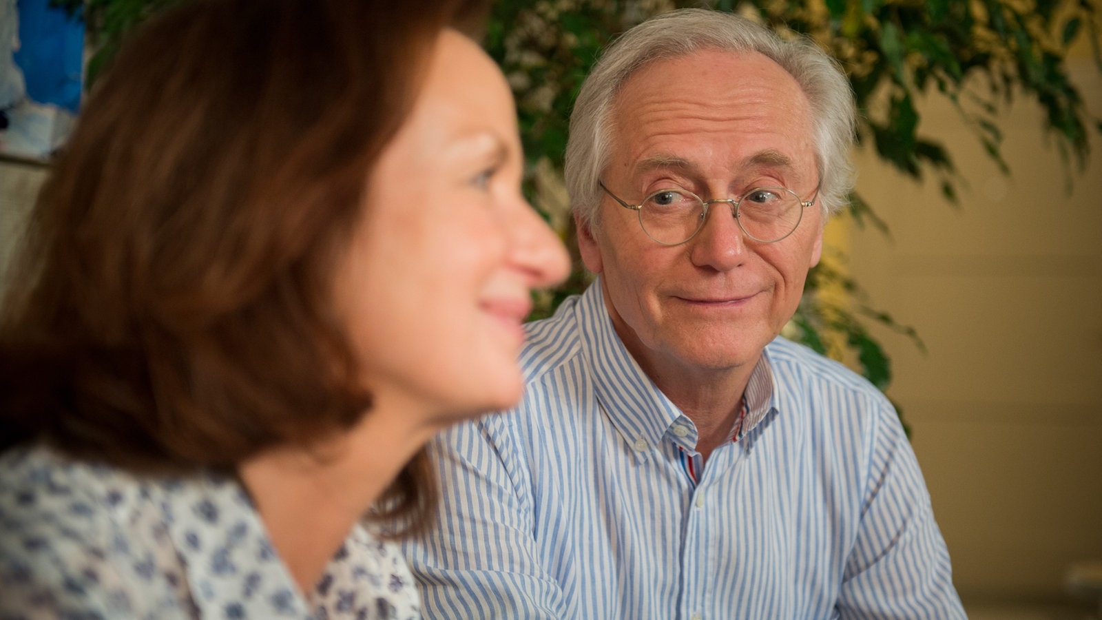 Hans und Anna sitzen nachdenklich auf dem Sofa