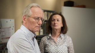 Hans und Anna sprechen miteinander