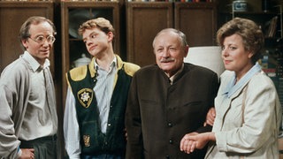 Hans und Benny sehen dem neuen Familienzuwachs mit gemischten Gefühlen entgegen (v.l.: Joachim Hermann Luger, Christian Kahrmann, Martin Rickelt und Marie-Luise Marjan).