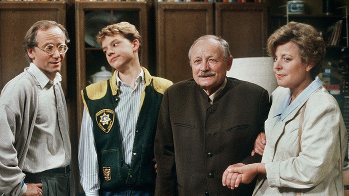 Hans und Benny sehen dem neuen Familienzuwachs mit gemischten Gefühlen entgegen (v.l.: Joachim Hermann Luger, Christian Kahrmann, Martin Rickelt und Marie-Luise Marjan).