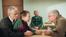 Hans und Tom besuchen Walter im Gefängnis