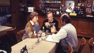 Hans W. Geißendörfer gibt Marie-Luise Marjan und Joachim Hermann Luger Regie-Anweisungen