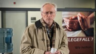 Hans wartet im Krankenhaus