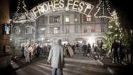 Harry auf der weihnachtsbeleuchteten Lindenstraße