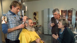 Harry (Harry Rowohlt, rechts) erwartet wichtigen Besuch und lässt sich von „Lotti“ (Gunnar Solka) den Schopf scheren.