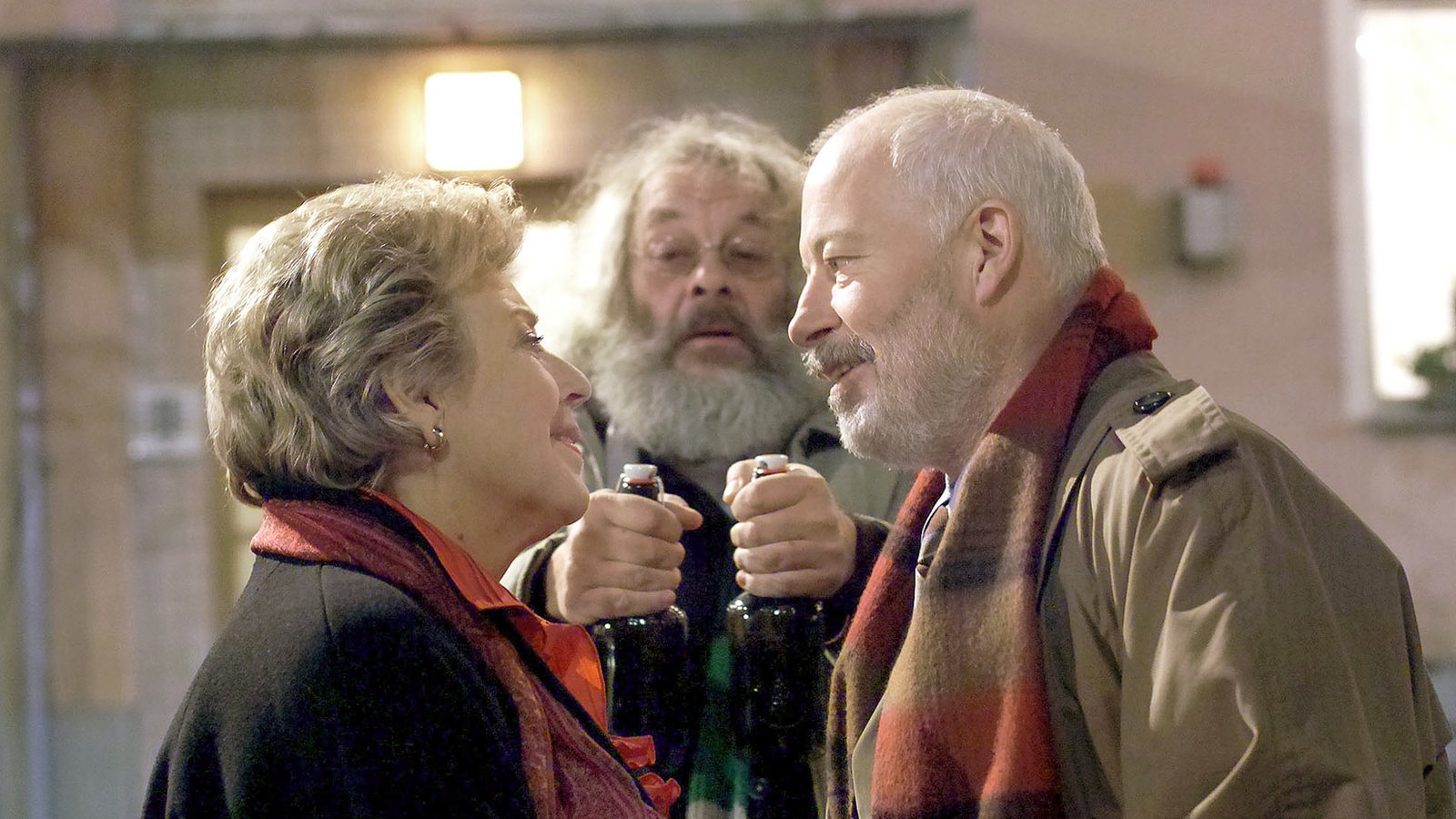 Harry reicht Helga und Erich Bier