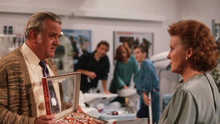 Hartnäckig: Egon (Wolfgang Grönebaum) hört nicht auf, Isolde (Marianne Rogée) Geschenke zu machen.